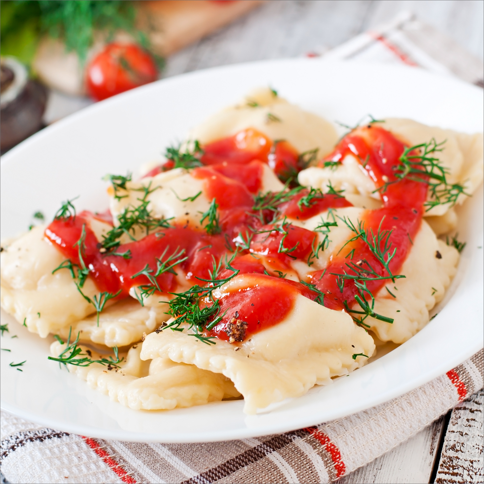 delicious-ravioli-with-tomato-sauce-and-dill