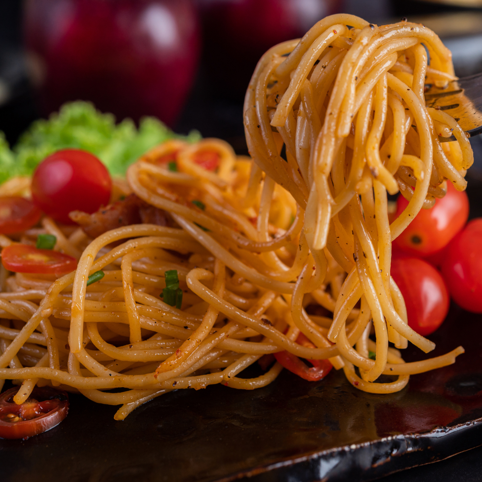 spaghetti-in-black-cup-with-tomatoes-and-lettuce